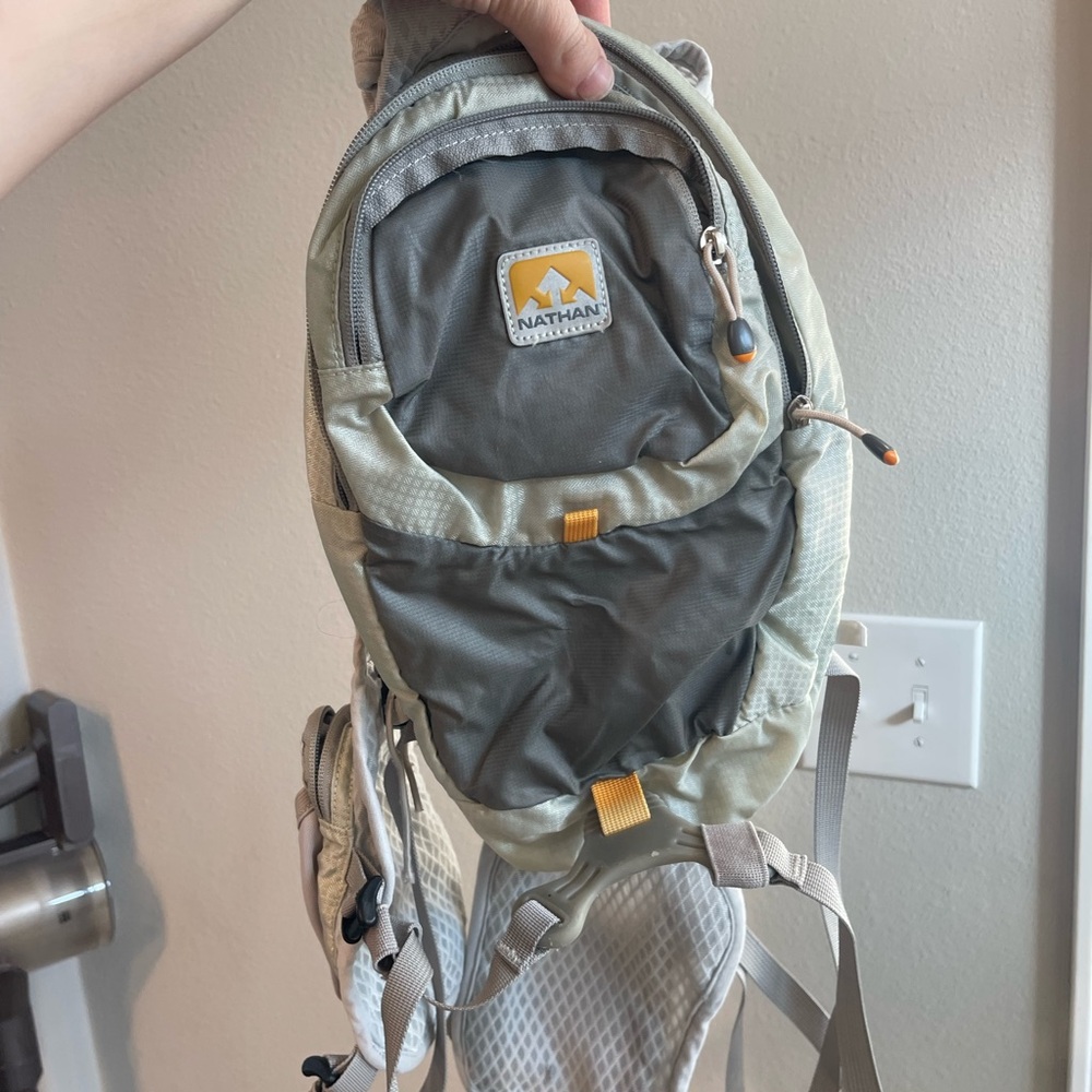 Natan Gray & Tan Hydration Sling Pack